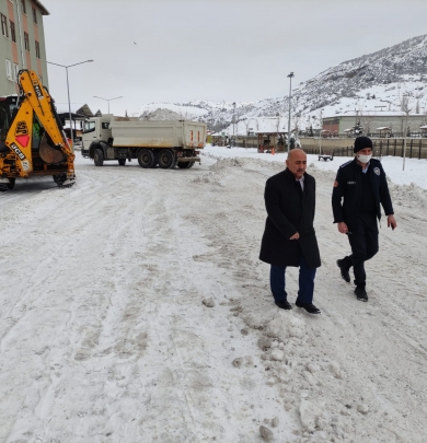 Belediye Başkanımız Sn. Ekrem Ünlü, kar küreme ve yol açma çalışmalarını yerinde inceledi.